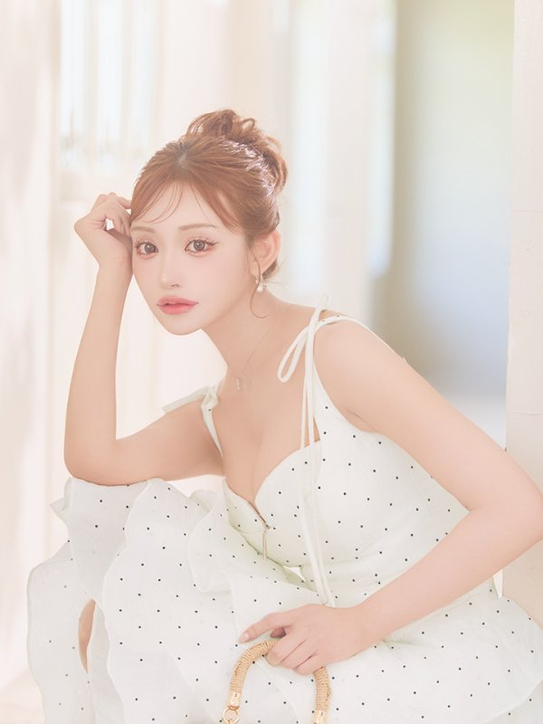 ホワイト モデル：明日花キララ　身長：162cm サイズ：Sサイズ