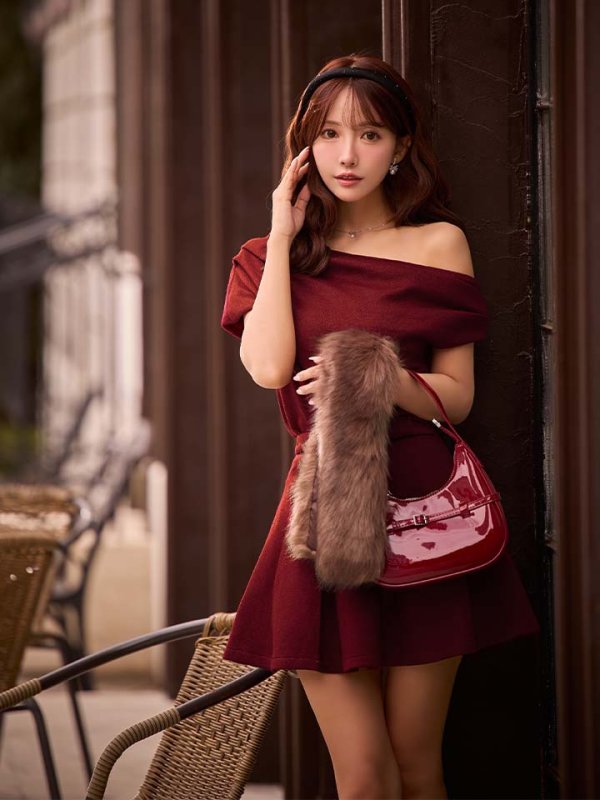 レッド　モデル：三上悠亜　身長：159cm　着用サイズ：Sサイズ