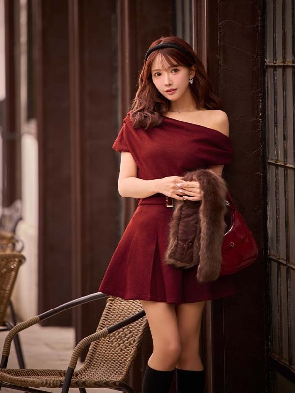 レッド　モデル：三上悠亜　身長：159cm　着用サイズ：Sサイズ