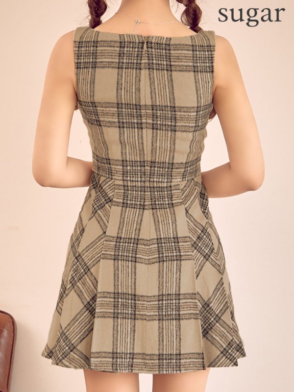 ベージュ　モデル：三上悠亜　身長：159cm　着用サイズ：Sサイズ