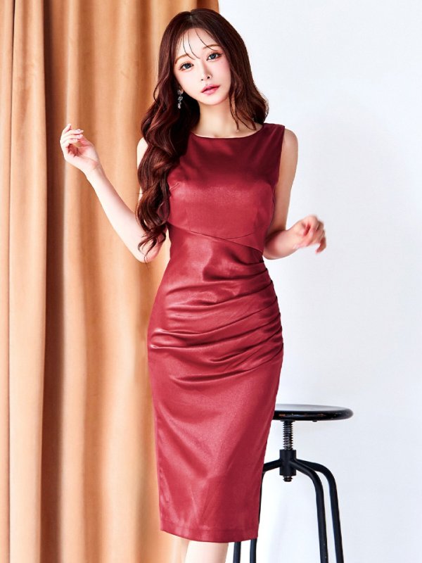 ガーネット モデル:真優川咲 身長:158cm 着用サイズ:8号(Sサイズ)