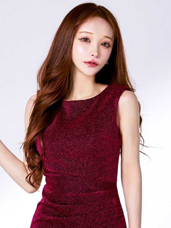 ブラックバーガンディー モデル:真優川咲 身長:158cm 着用サイズ:8号(Sサイズ)