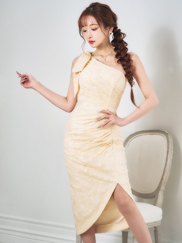 ライトベージュ モデル：真優川咲　身長：158cm：8号(Sサイズ)