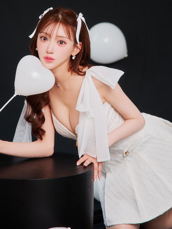 ホワイト モデル:明日花キララ 身長162cm 着用サイズ:Sサイズ