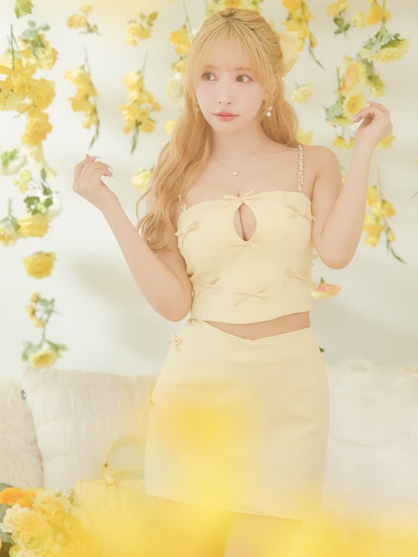 イエロー モデル:三上悠亜 身長:159cm 着用サイズ:Sサイズ