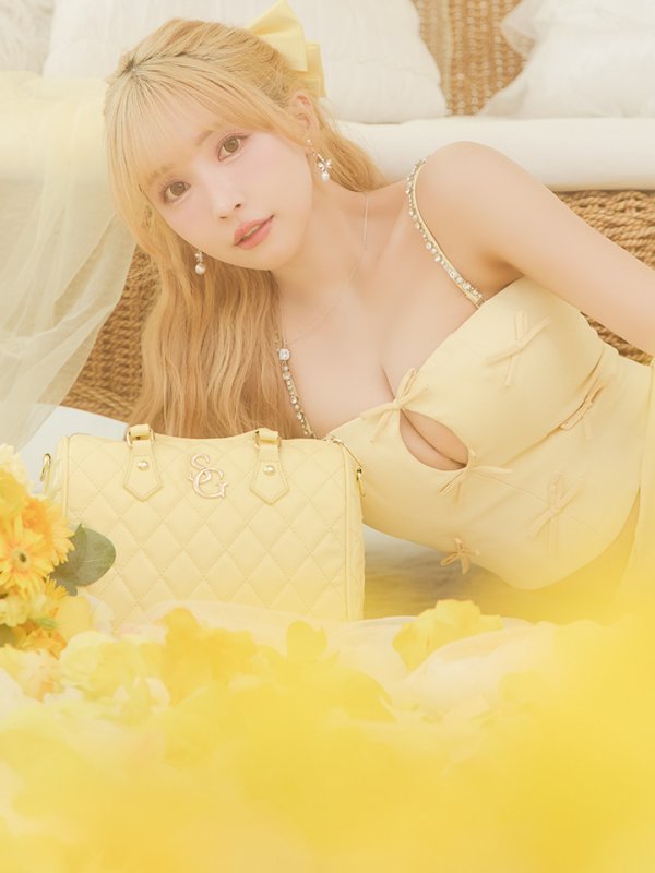 イエロー モデル:三上悠亜 身長:159cm 着用サイズ:Sサイズ