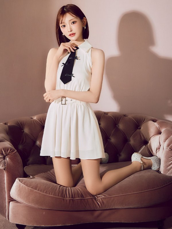 ホワイト モデル:明日花キララ 身長:162cm 着用サイズ:Sサイズ