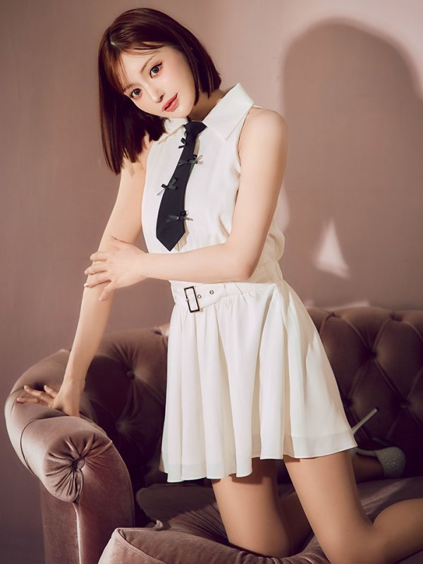 ホワイト モデル:明日花キララ 身長:162cm 着用サイズ:Sサイズ