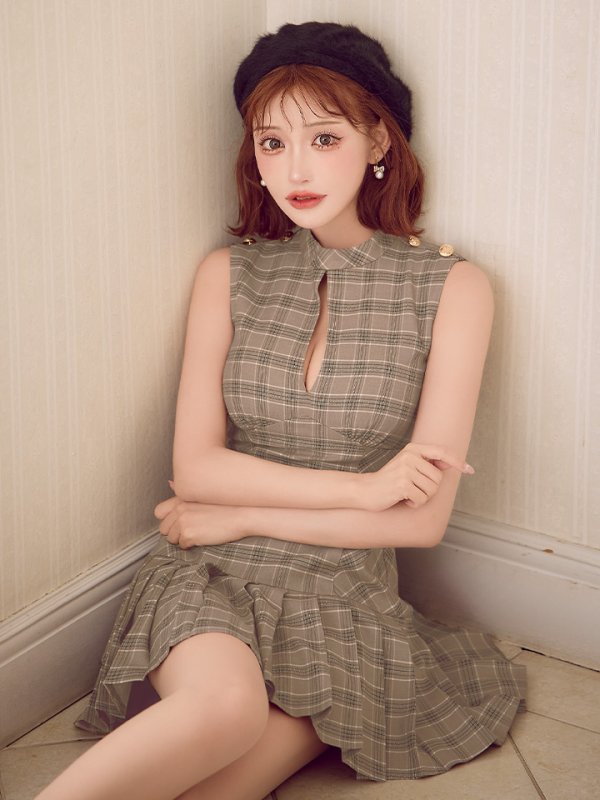 ベージュ　モデル：明日花キララ　身長162cm　着用サイズ：Sサイズ