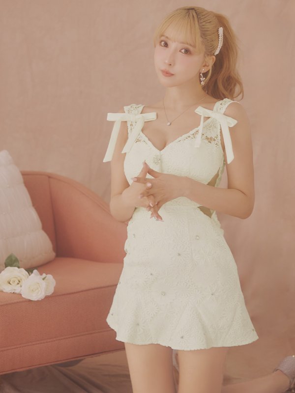 ホワイト モデル:三上悠亜 身長:159cm 着用サイズ:Sサイズ