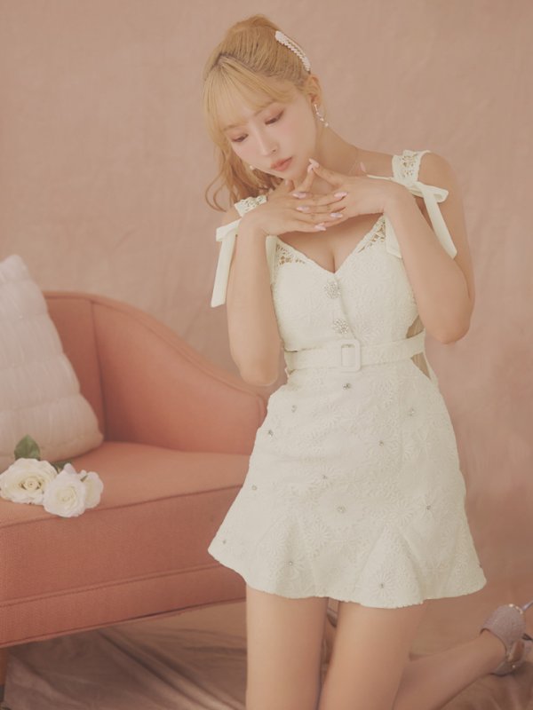 ホワイト モデル:三上悠亜 身長:159cm 着用サイズ:Sサイズ