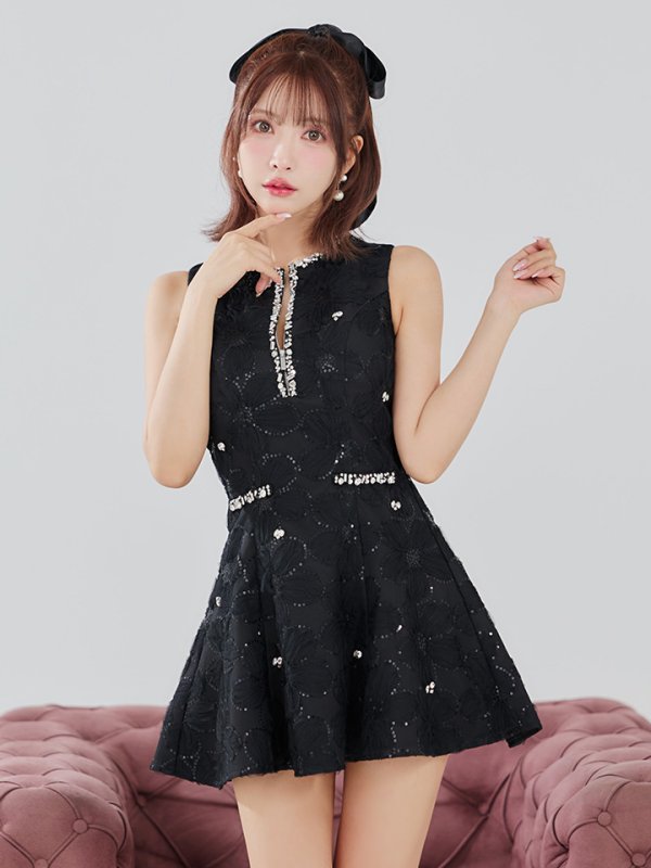 ブラック モデル：三上悠亜　身長：159cm　着用サイズ：Sサイズ