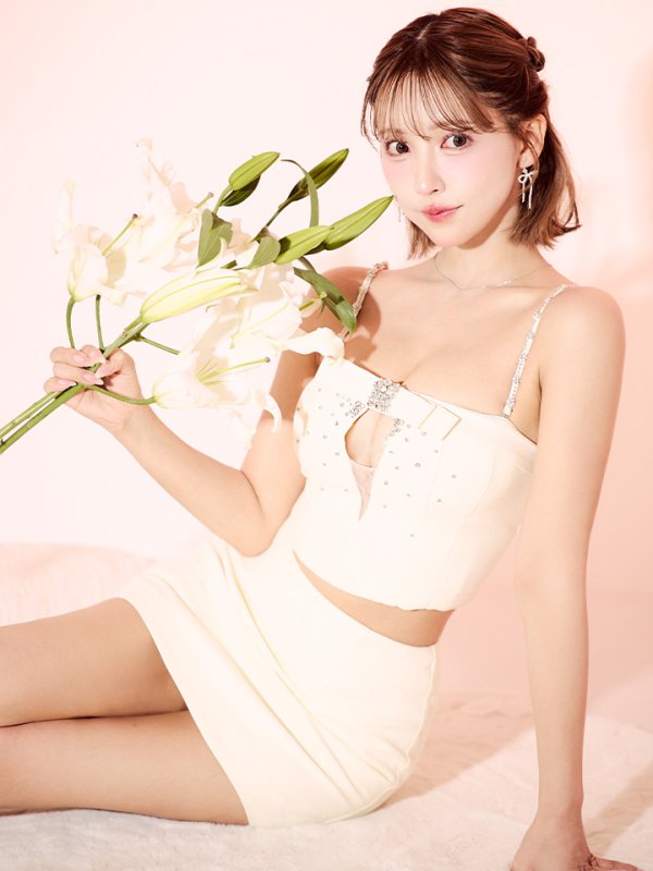 アイボリー モデル:三上悠亜 身長:159cm 着用サイズ:Sサイズ