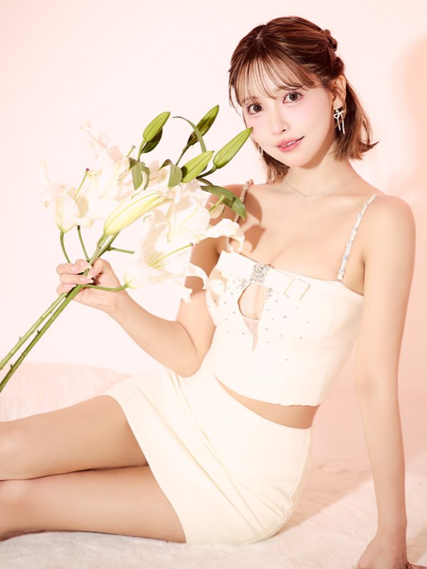 アイボリー モデル:三上悠亜 身長:159cm 着用サイズ:Sサイズ