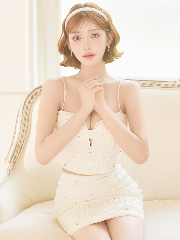 アイボリー モデル：明日花キララ　身長：162cm 着用サイズ：Sサイズ