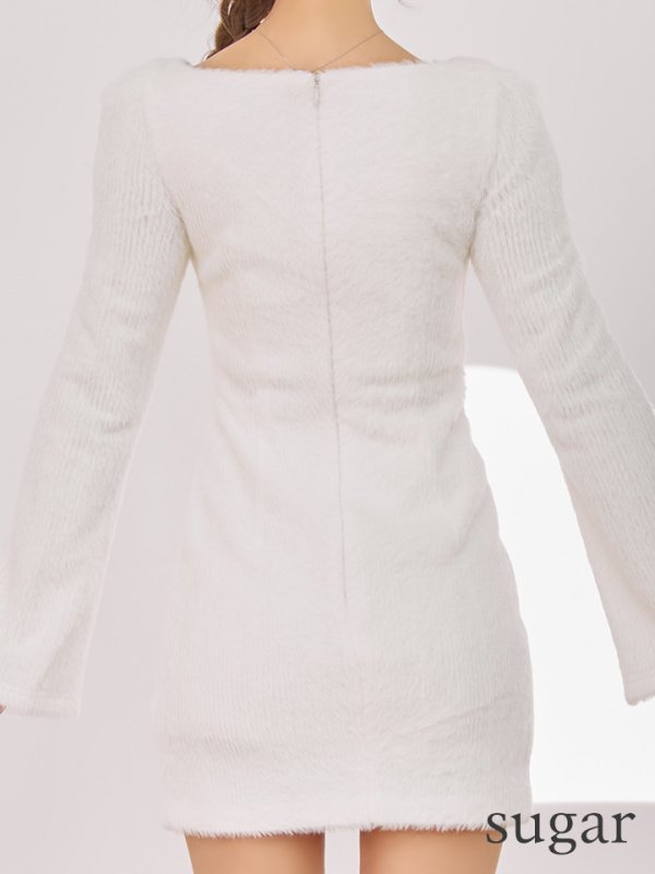 アイボリー モデル：三上悠亜　身長：159cm　着用サイズ：Sサイズ