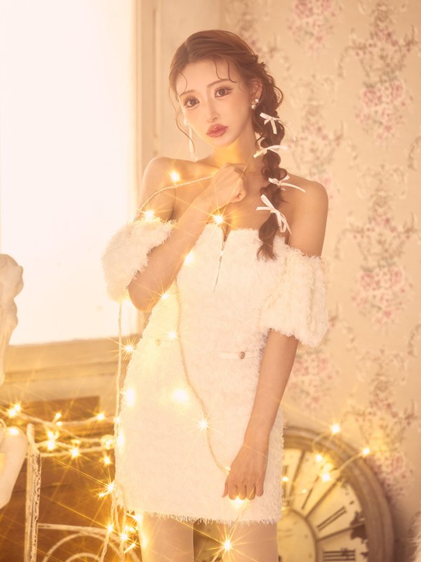 アイボリー モデル：明日花キララ　身長：162cm 着用サイズ：Sサイズ