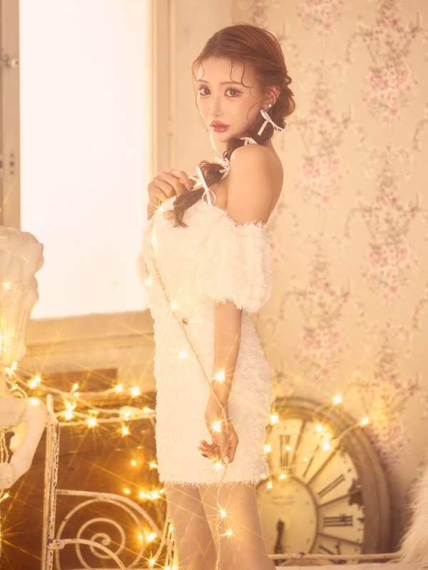 アイボリー モデル：明日花キララ　身長：162cm 着用サイズ：Sサイズ