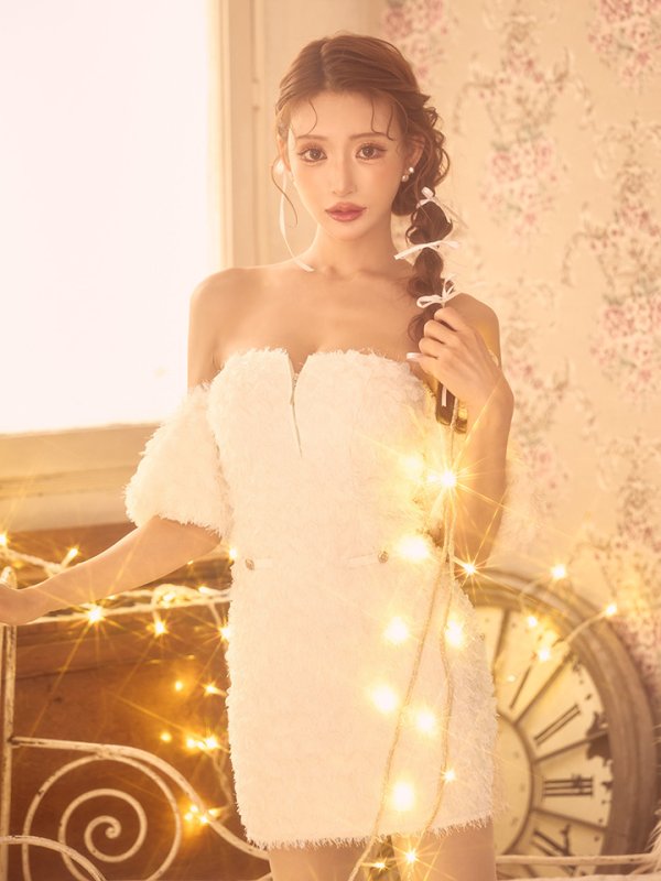 アイボリー モデル：明日花キララ　身長：162cm 着用サイズ：Sサイズ