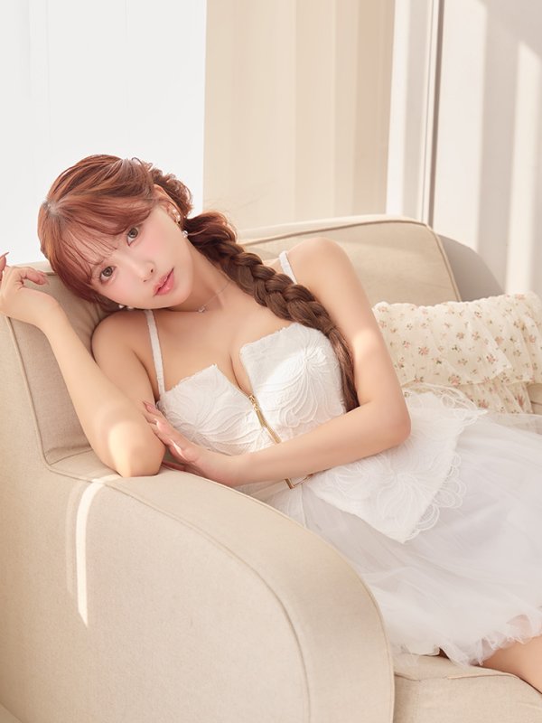 ホワイト モデル：三上悠亜　身長：159cm　着用サイズ：Sサイズ