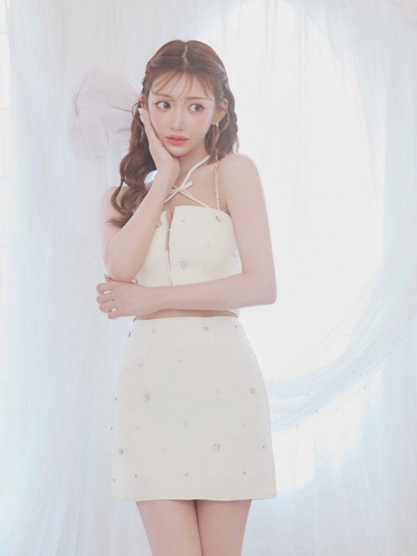 アイボリー モデル：明日花キララ　身長：162cm　着用サイズ：Sサイズ