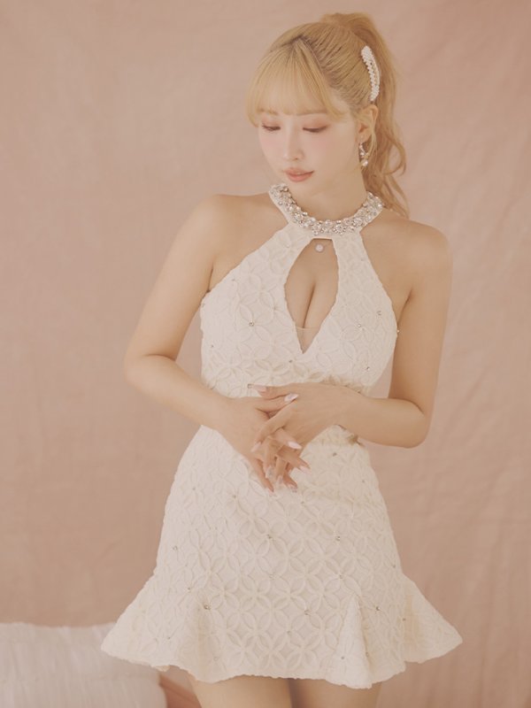 アイボリー モデル:三上悠亜 身長:159cm 着用サイズ:Sサイズ