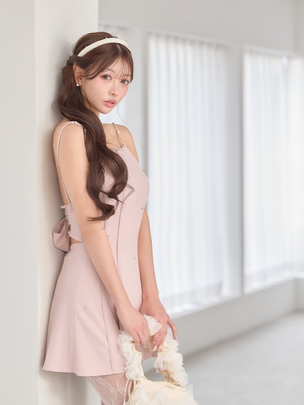 ピンクベージュ　モデル：かな　着用サイズ：Sサイズ