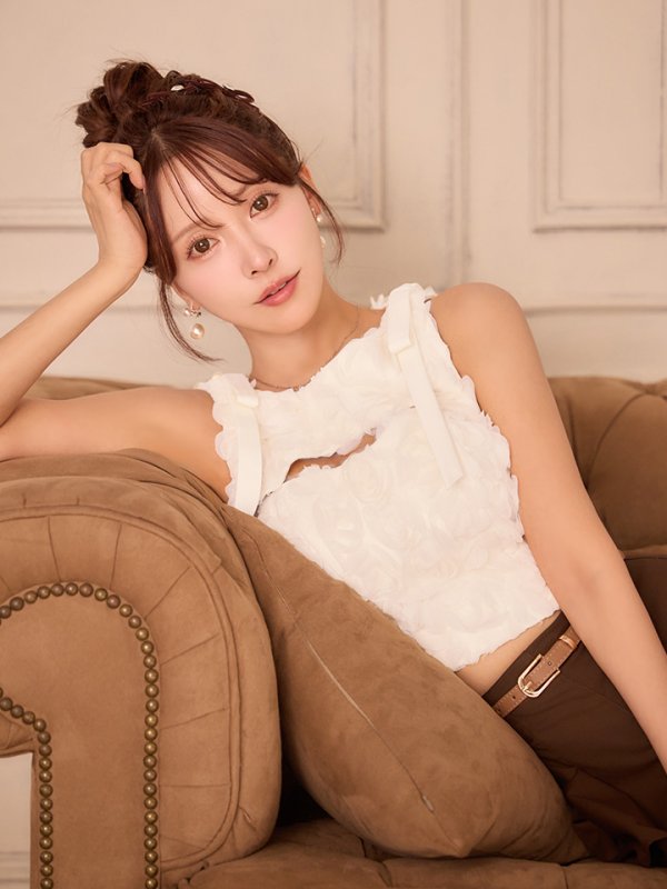 アイボリー×ブラウン　モデル：三上悠亜　身長：159cm　着用サイズ：Sサイズ