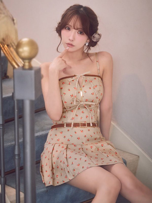ベージュ　モデル：三上悠亜　身長：159cm　着用サイズ：Sサイズ