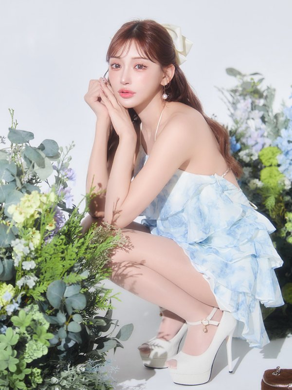 ブルー モデル：明日花キララ　身長：162cm　着用サイズ：Sサイズ