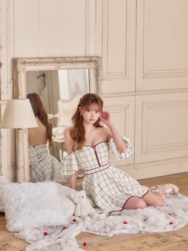 ホワイト　モデル：いおり 身長：164cm 着用サイズ：Sサイズ