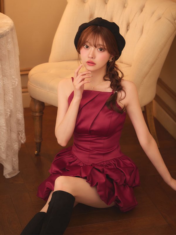 レッド　モデル：羽澄まり　身長：158cm　着用サイズ：Sサイズ