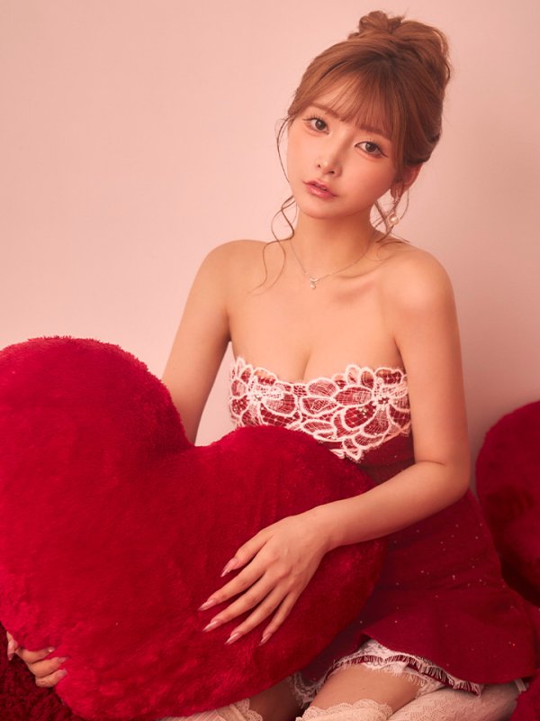 レッド　モデル：まみ　身長：161cm　着用サイズ：Sサイズ