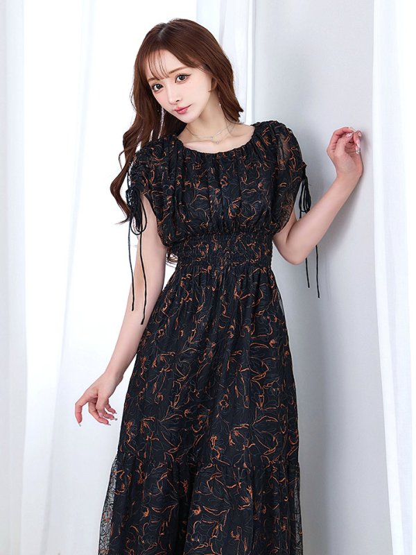 ブラック　モデル：真優川咲　身長：158cm　着用サイズ：8号(Sサイズ)