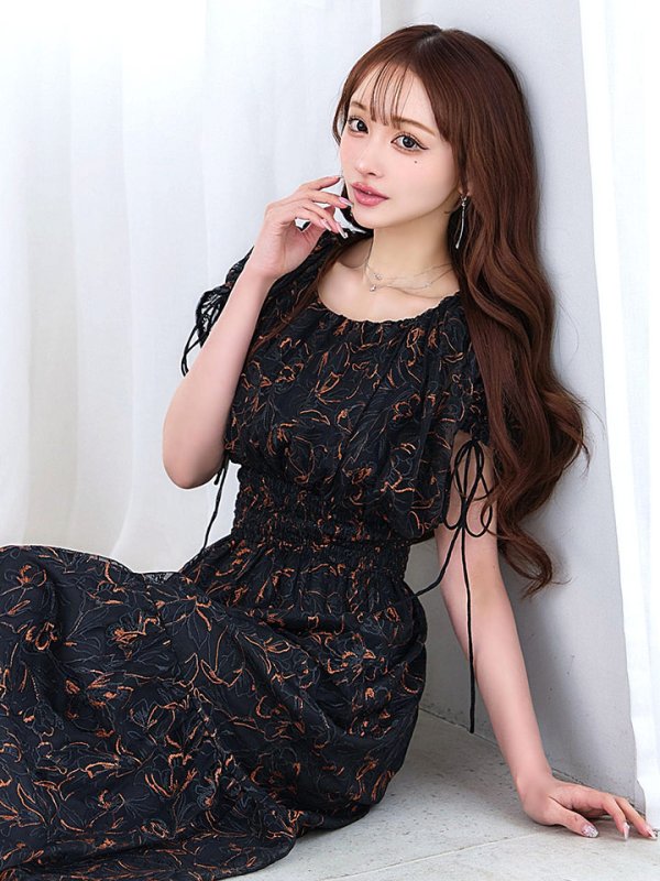 ブラック　モデル：真優川咲　身長：158cm　着用サイズ：8号(Sサイズ)