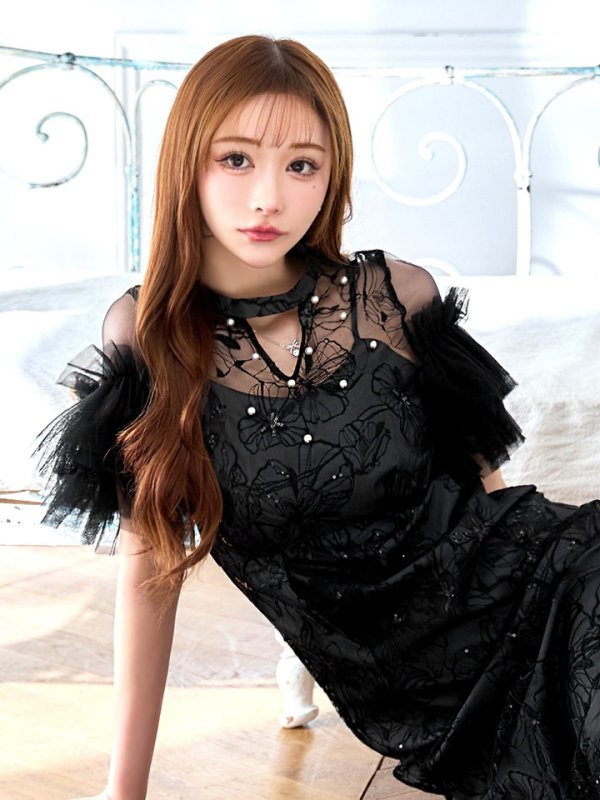 ブラック　モデル：真優川咲　身長：158cm　着用サイズ：8号(Sサイズ)