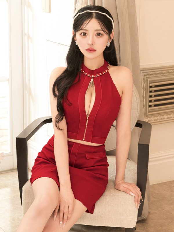 ラグジュアリーレッド モデル：カルア　身長：156cm　着用サイズ：Sサイズ