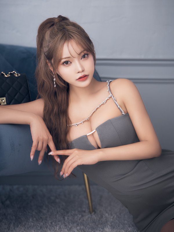 グレー モデル:如月れい 身長:156cm 着用サイズ:Sサイズ