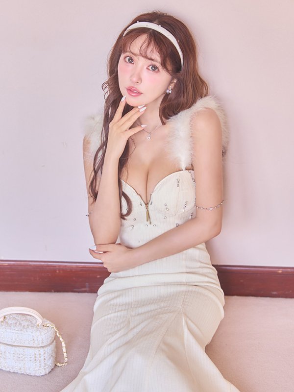 アイボリー モデル：三上悠亜　身長：159cm　着用サイズ：Sサイズ