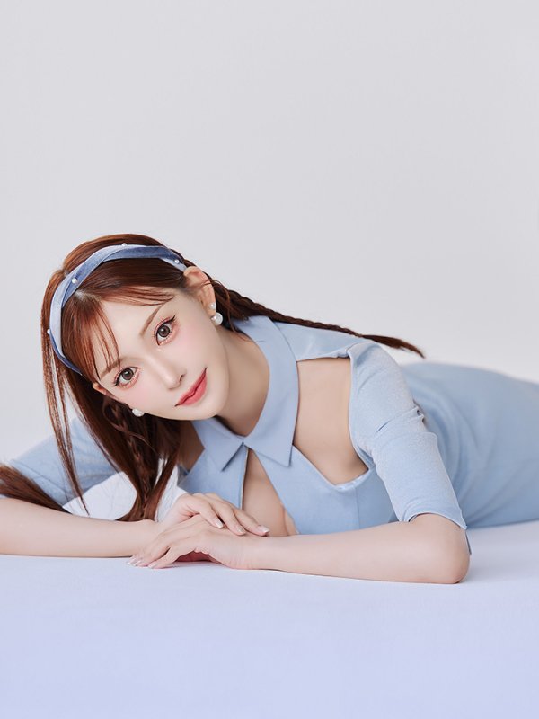 ブルー　モデル：明日花キララ　身長162cm　着用サイズ：Sサイズ