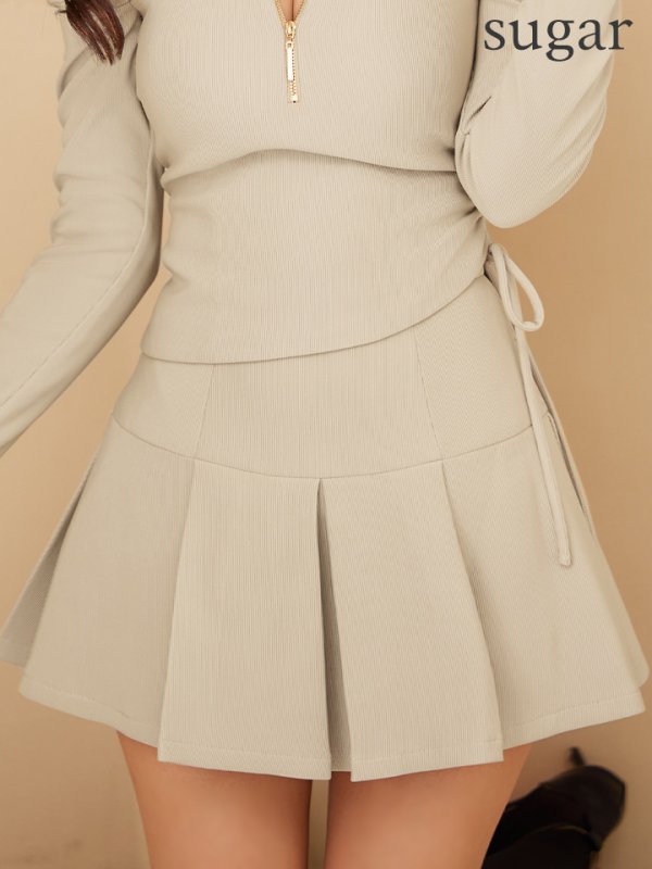 ベージュ　モデル：三上悠亜　身長：159cm　着用サイズ：Sサイズ