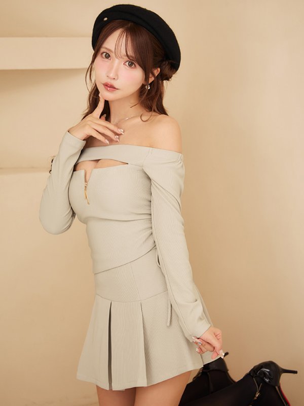 ベージュ　モデル：三上悠亜　身長：159cm　着用サイズ：Sサイズ