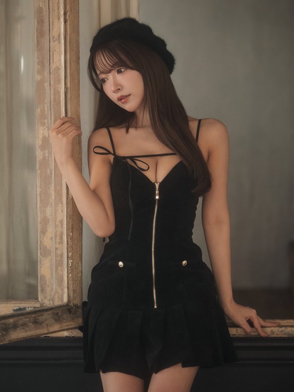 ブラック　モデル：三上悠亜　身長：159cm　着用サイズ：Sサイズ