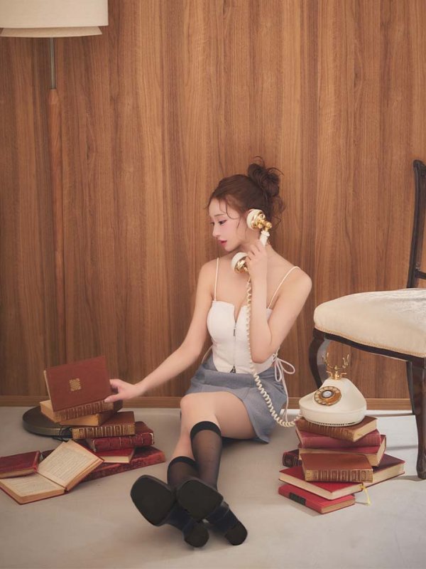 アイボリーxグレー モデル：明日花キララ　身長：162cm 着用サイズ：Sサイズ