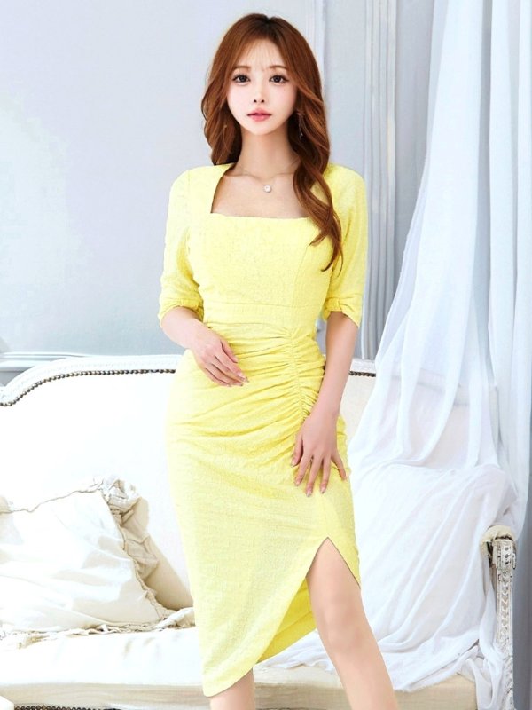 イエロー モデル:真優川咲 身長:158cm 着用サイズ:8号(Sサイズ)