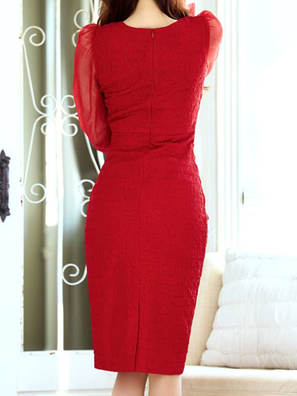 ダークレッド モデル:真優川咲 身長:158cm 着用サイズ:8号(Sサイズ)