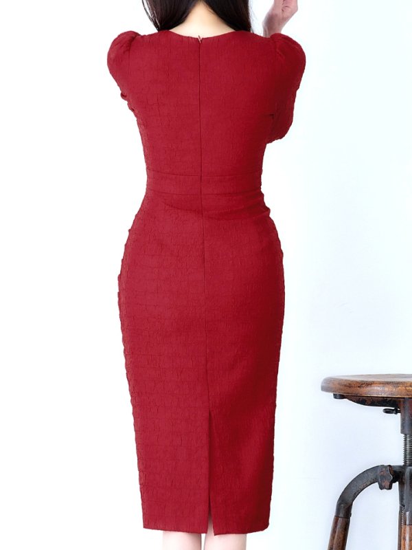 ダークレッド　モデル：真優川咲　身長：158cm　着用サイズ：8号(Sサイズ)