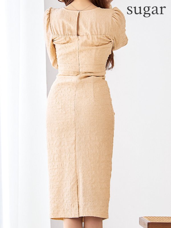 ベージュ モデル:真優川咲 身長:158cm 着用サイズ:8号(Sサイズ)