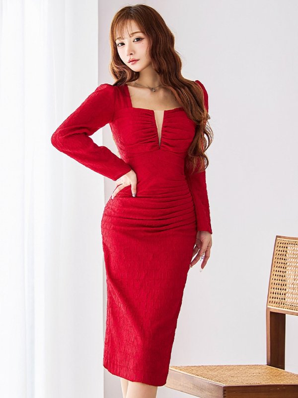 ダークレッド モデル:真優川咲 身長:158cm 着用サイズ:8号(Sサイズ)