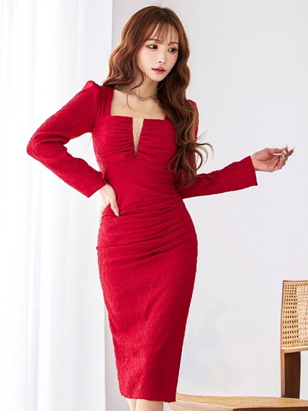 ダークレッド モデル：真優川咲　身長：158cm　着用サイズ：8号(Sサイズ)